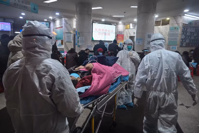 Nhân viên y tế chuyển bệnh nhân nhiễm virus corona mới gây bệnh viêm phổi tới bệnh viện ở Vũ Hán, tỉnh Hồ Bắc, Trung Quốc. (Ảnh: AFP/TTXVN)