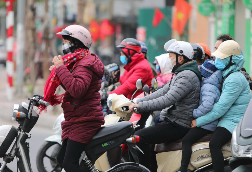 Người đeo khẩu trang y tế đề phòng virus corona. (Ảnh: Thành Đạt/TTXVN)