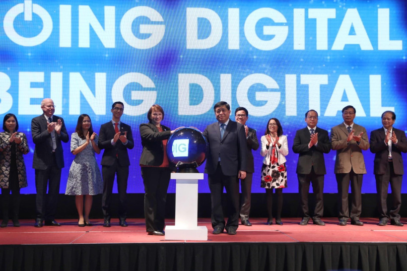 Thực hiện nghi thức kích hoạt chương trình hỗ trợ doanh nghiệp chuyển đổi số. (Ảnh: Danh Lam/TTXVN)