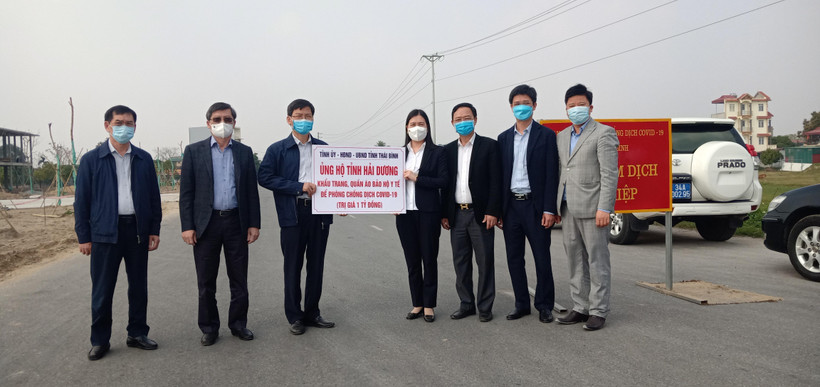 Bà Trần Thị Bích Hằng, Phó Chủ tịch UBND tỉnh Thái Bình cùng lãnh đạo Sở Y tế tỉnh Thái Bình trao tượng trưng số vật tư y tế chuyên dụng phòng, chống dịch COVID-19 cho đồng chí Lương Văn Cầu, Phó Chủ tịch UBND tỉnh Hải Dương. (Ảnh: TTXVN phát)