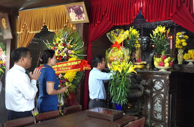 Lãnh đạo tỉnh Quảng Trị dâng hương, dâng hoa tại Khu lưu niệm Tổng Bí thư Lê Duẩn ở xã Triệu Thành, huyện Triệu Phong. (Ảnh: Thanh Thủy/TTXVN)