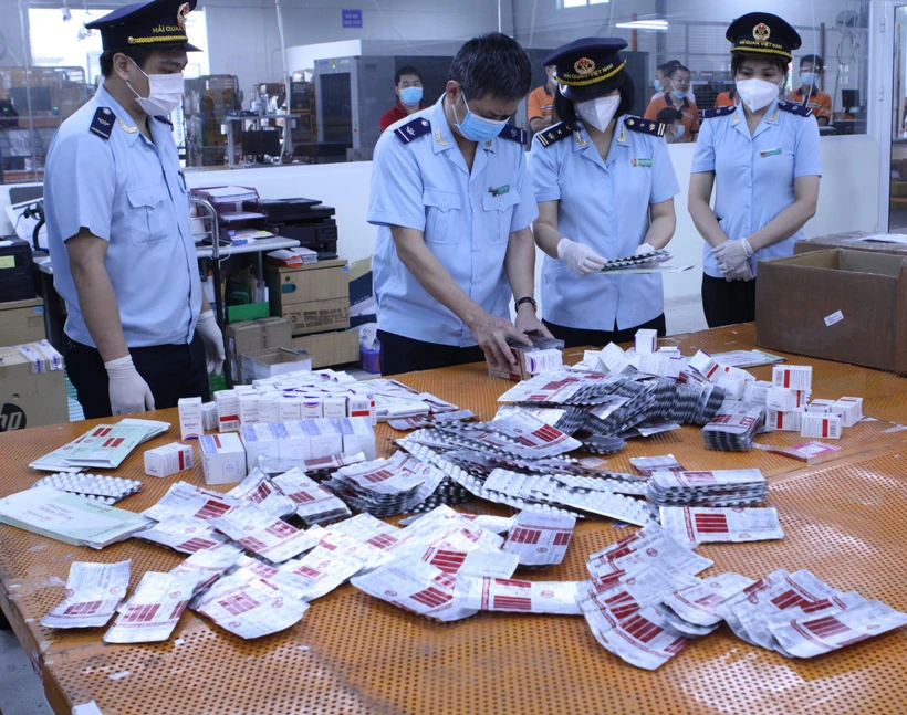 Hải quan thu giữ hơn 60.000 viên thuốc nhập lậu, được dùng trong điều trị COVID-19 như, Favipiravir Tablets 200 mg, Fabiflu 400 mg, Baricitinib, Molnupiravir Capsules… (Ảnh: Vietnam+)