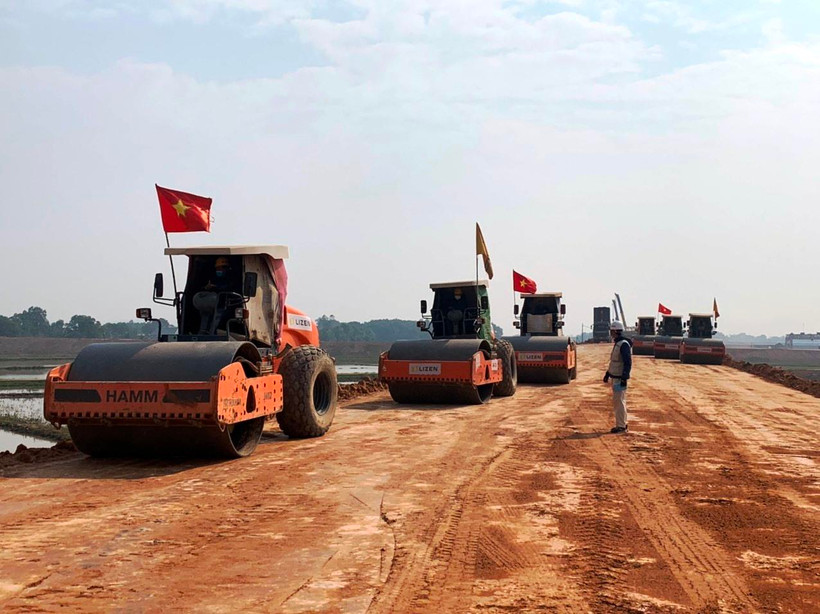 Nhà thầu thi công dự án cao tốc Quốc lộ 45-Nghi Sơn. (Ảnh: Việt Hùng/Vietnam+)