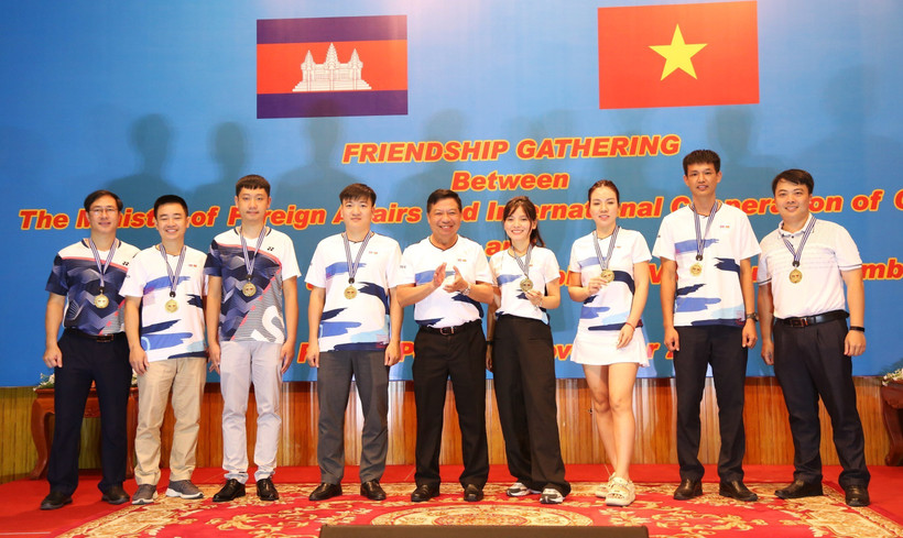 Đại sứ Việt Nam tại Campuchia Nguyễn Huy Tăng trao kỷ niệm chương cho các vận động viên tham gia chương trình giao lưu thể thao. (Ảnh: Hoàng Minh/TTXVN)