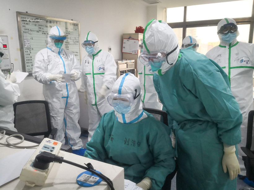 Nhân viên y tế làm việc tại bệnh viện ở thành phố Vũ Hán, tỉnh Hồ Bắc, Trung Quốc, ngày 27/1/2020. (Ảnh: THX/TTXVN)