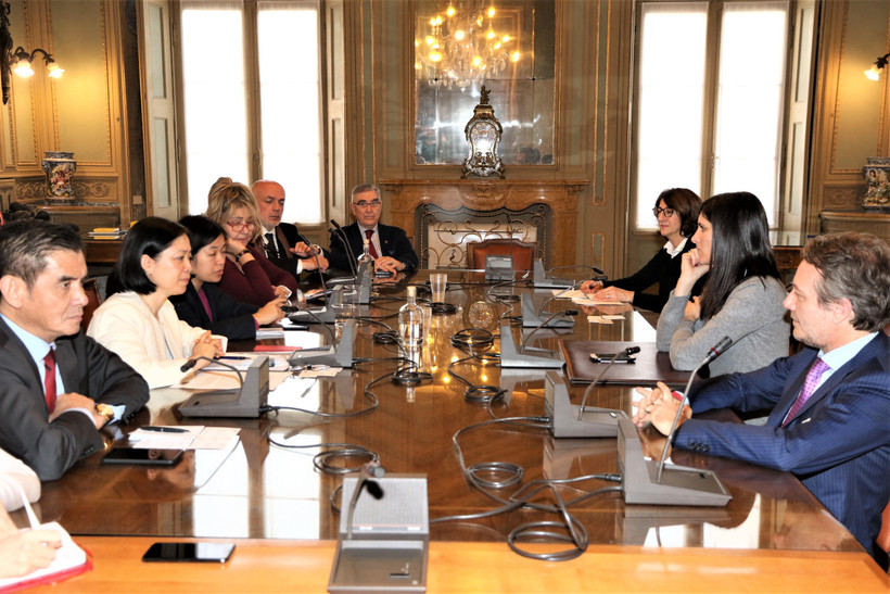 Đại sứ Việt Nam tại Italy Nguyễn Thị Bích Huệ gặp Thị trưởng Torino. (Ảnh: Hải Linh/Vietnam+)