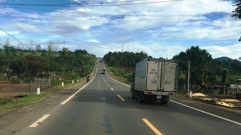 Phương tiện lưu thông trên đường Hồ Chí Minh đoạn qua khu vực Tây Nguyên. (Ảnh: Việt Hùng/Vietnam+)