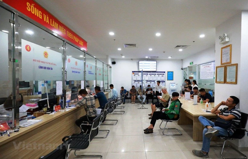 Người dân đến làm thủ tục cấp đổi bằng lái xe tại 258 Võ Chí Công (quận Tây Hồ), thành phố Hà Nội. (Ảnh: Việt Hùng/Vietnam+)