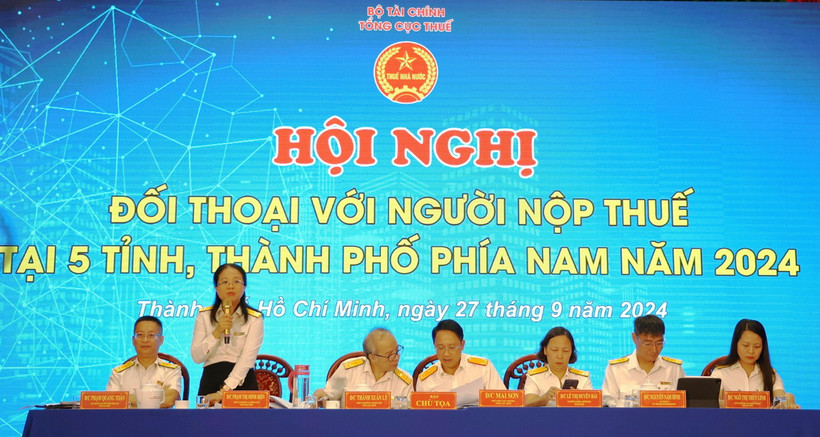 Bà Phạm Thị Minh Hiền, Phó Vụ trưởng Vụ Chính sách, Tổng cục Thuế, giải đáp vướng mắc của người nộp thuế. (Ảnh: Hứa Chung/TTXVN)