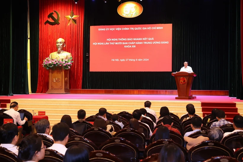 Ủy viên Bộ Chính trị, Bí thư Đảng ủy, Giám đốc Học viện Chính trị Quốc gia Hồ Chí Minh, Chủ tịch Hội đồng Lý luận Trung ương Nguyễn Xuân Thắng thông báo nhanh Kết quả Hội nghị lần thứ mười Ban Chấp hành Trung ương Đảng khoá XIII. (Ảnh: Văn Điệp/TTXVN)