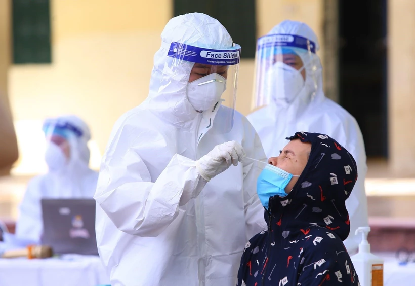 Nhân viên y tế lấy mẫu xét nghiệm và tiêm vaccine từ ngày 10-15/9. (Ảnh: Hoàng Hiếu/TTXVN) Trưa 11/9: Hà Nội thêm 28 ca mắc COVID-19, 3 ca tại cộng đồng