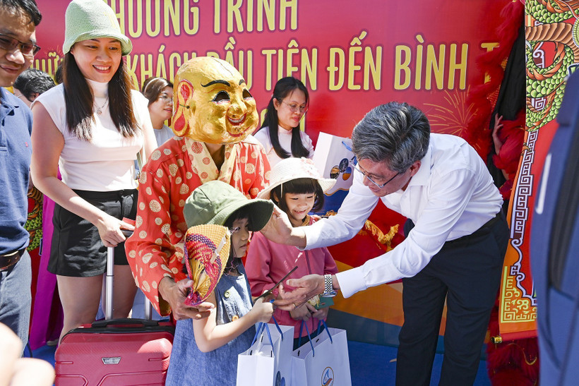 Nhiều du khách tỏ ra thích thú với hoạt động này. (Ảnh: Hồng Hiếu/TTXVN)