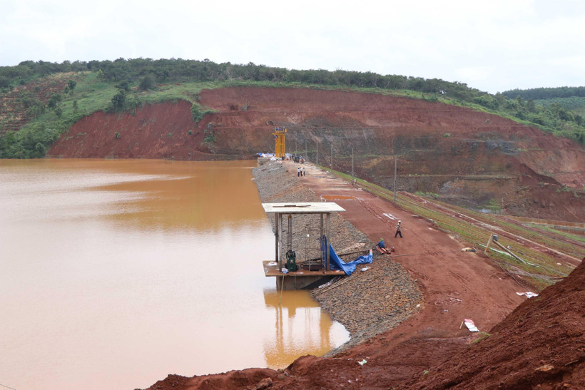 Thân đập hồ thủy điện Đắk Ka. (Ảnh: Hưng Thịnh/TTXVN)