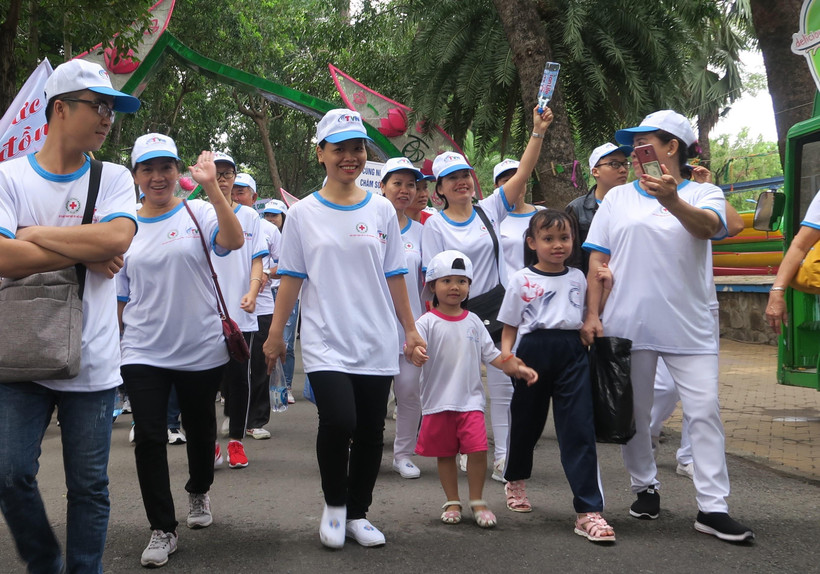 Đông đảo người dân tham gia hưởng ứng đi bộ đồng hành 'Vì nạn nhân chất độc da cam và người khuyết tật nghèo' năm 2019. (Ảnh: Đinh Hằng/TTXVN)