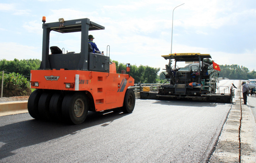 Công nhân và các nhà thầu khẩn trương thi công hoàn thành các hạng mục còn lại. (Ảnh: Thái Thuần/TTXVN)