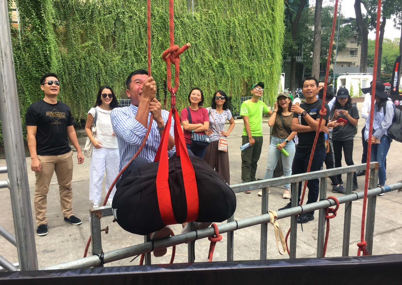 Các vận động viên thử sức vượt qua chướng ngại vật trước khi tham gia giải. (Ảnh: Thanh Vũ/TTXVN)