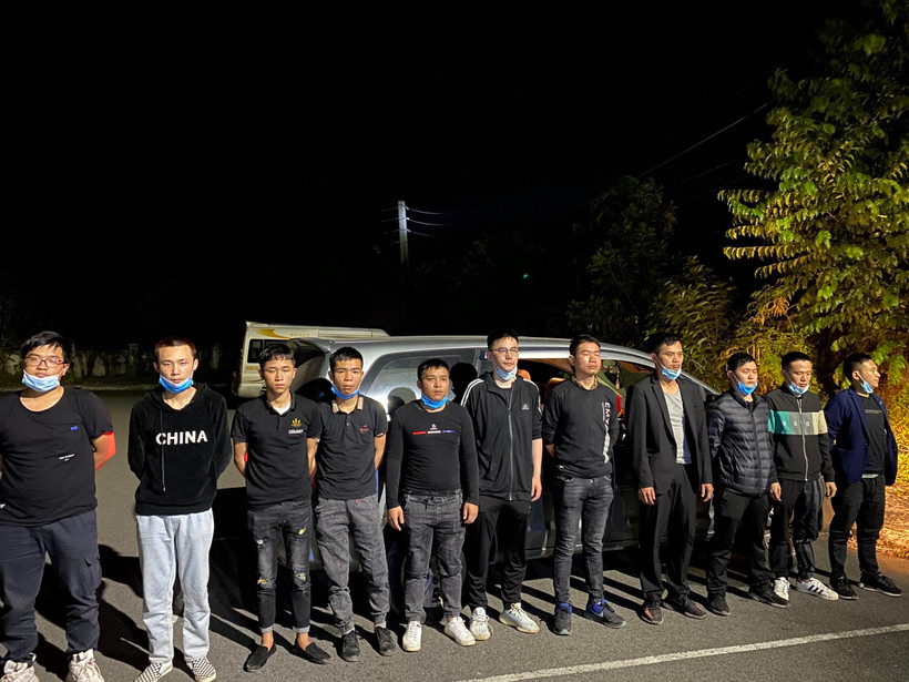 11 người Trung Quốc nhập cảnh trái phép bị lực lượng chức năng Tây Ninh tạm giữ đưa đi cách ly y tế. (Ảnh: Thanh Tân/TTXVN)