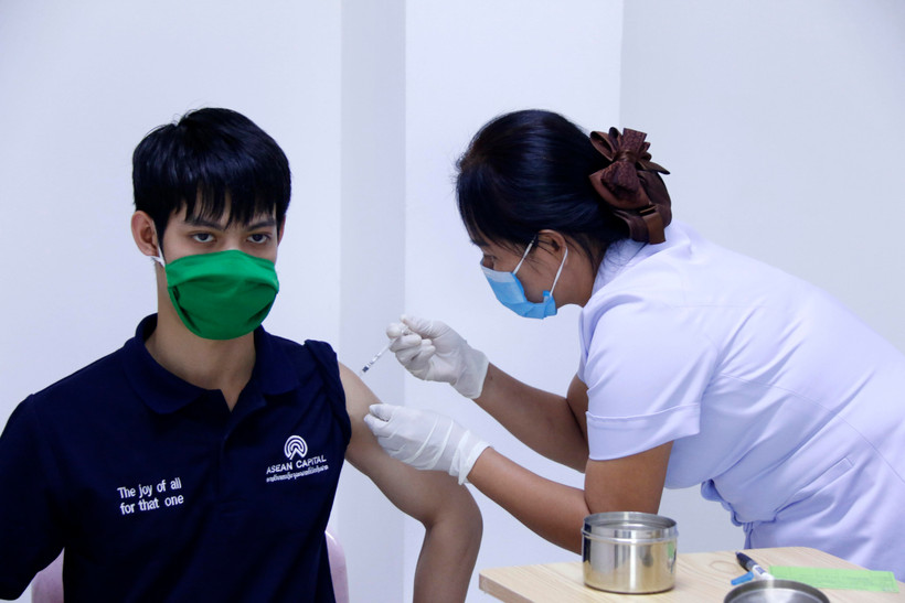 Bác sỹ Bệnh viện Setthathirath, thủ đô Vientiane tiêm vaccine phòng COVID-19 cho người dân Lào. (Ảnh: Phạm Kiên/TTXVN)
