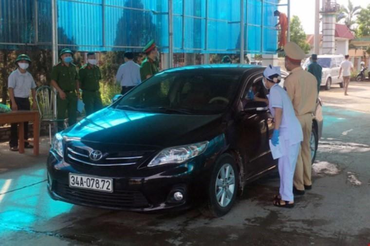 Lực lượng chức năng tại Thị xã Đông Triều kiểm soát các phương tiện và người qua địa bàn để phòng chống dịch COVID-19. (Ảnh: TTXVN phát)