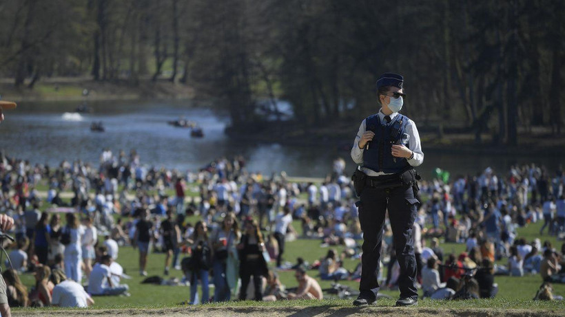 Hàng trăm người tụ tập tại công viên Bois de la Cambre, Bỉ, phản đối các quy định về phong tỏa. (Nguồn: brusselstimes.com)