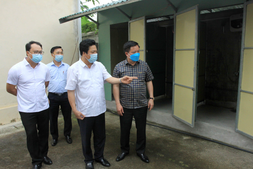 Chủ tịch UBND tỉnh Thái Bình Nguyễn Khắc Thận kiểm tra khu cách ly của huyện Hưng Hà. (Ảnh: Thế Duyệt/TTXVN)