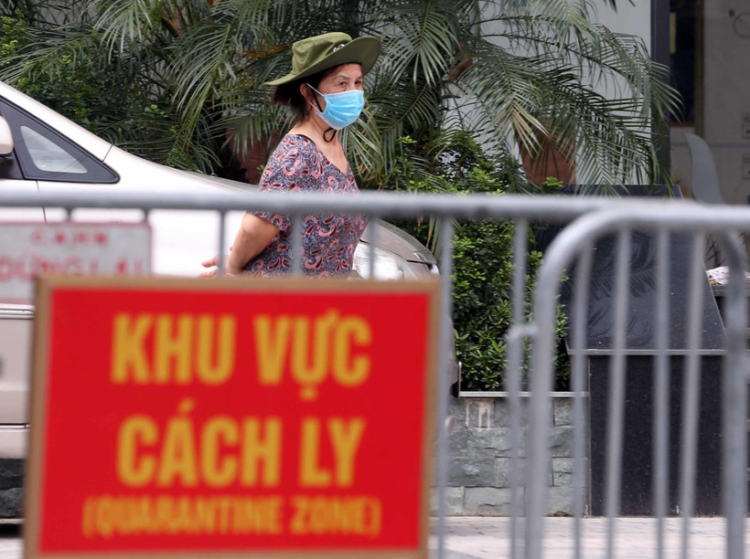 Hà Nội phong tỏa tòa chung cư Viễn Đông Star vì có liên quan đến một cư dân dương tính với SARS-CoV-2. (Nguồn: TTXVN)