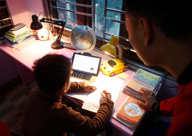 Một học sinh tiểu học học trực tuyến tại nhà hồi tháng Hai. (Ảnh: Phạm Kiên/TTXVN)