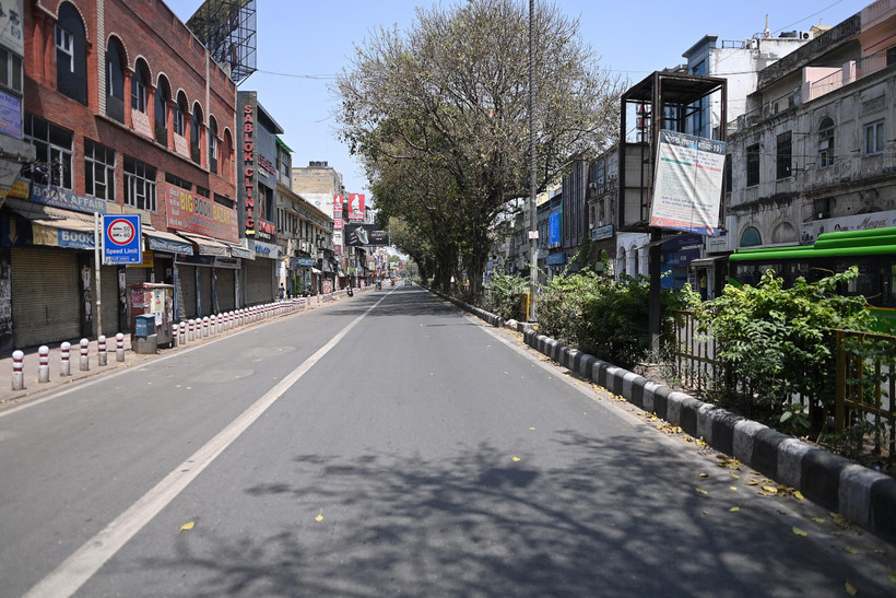 Cảnh vắng vẻ trên đường phố tại New Delhi, Ấn Độ, trong thời gian phong tỏa phòng dịch COVID-19 ngày 18/4/2021. (Ảnh: AFP/TTXVN)