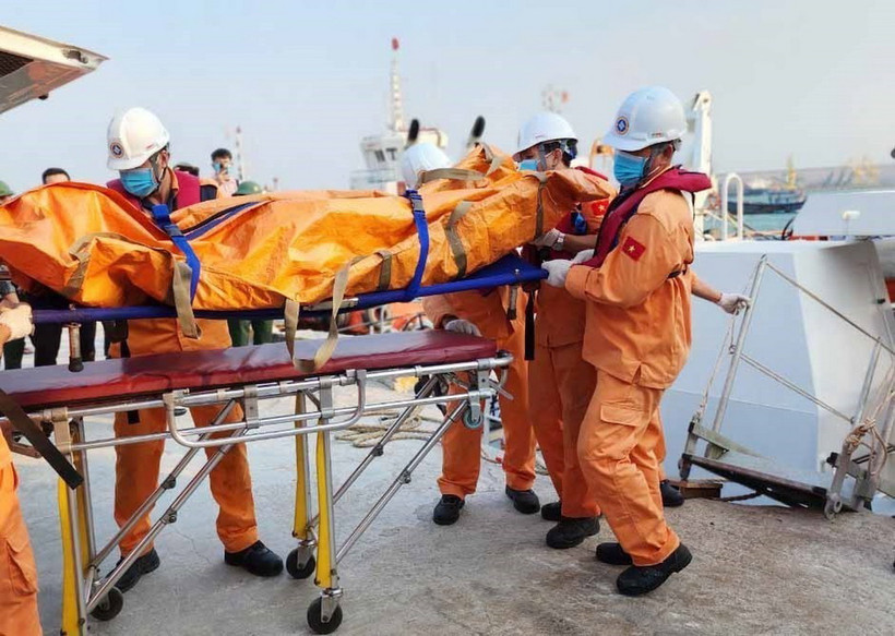 Hiện trường vụ chìm sà lan cách đảo Lý Sơn 4 hải lý. (Ảnh: TTXVN phát)