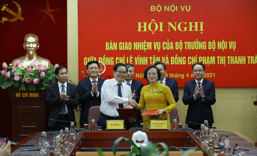 Lễ ký bàn giao nhiệm vụ của Bộ trưởng Bộ Nội vụ giữa đồng chí Lê Vĩnh Tân và đồng chí Phạm Thị Thanh Trà. (Ảnh: Văn Điệp/TTXVN)