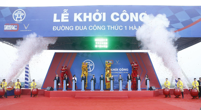 Chủ tịch UBND thành phố Hà Nội Nguyễn Đức Chung, Bộ trưởng Bộ Văn hóa, Thể thao và Du lịch Nguyễn Ngọc Thiện, Chủ tịch Liên đoàn Ôtô thể thao thế giới Jean Todt cùng các đại biểu thực hiện nghi thức khởi công đường đua. (Ảnh: Lâm Khánh/TTXVN)