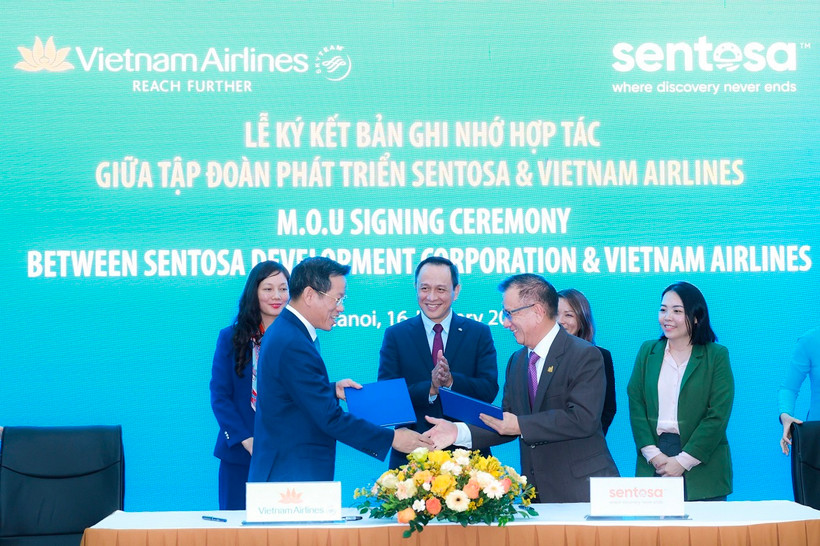 Vietnam Airlines và Sentosa Development Corporation (SDC) ký kết Bản ghi nhớ hợp tác để kích cầu du lịch giữa Việt Nam và Singapore. (Ảnh: PV/Vietnam+)