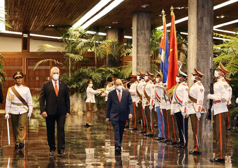 Chủ tịch nước Nguyễn Xuân Phúc và Bí thư thứ nhất Ban Chấp hành Trung ương Đảng Cộng sản Cuba, Chủ tịch nước Cộng hòa Cuba Miguel Díaz-Canel duyệt đội danh dự. (Ảnh: Thống Nhất/TTXVN)