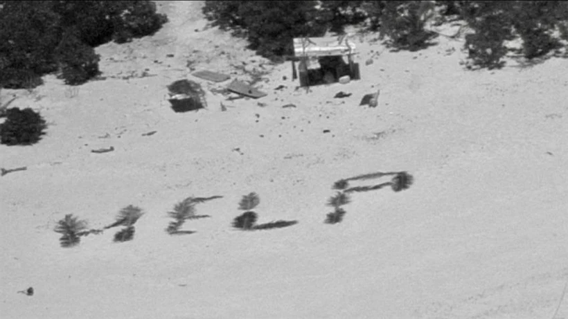 Các ngư dân nhặt lá cọ trên đảo, xếp thành từ “HELP.” (Nguồn: CNN)
