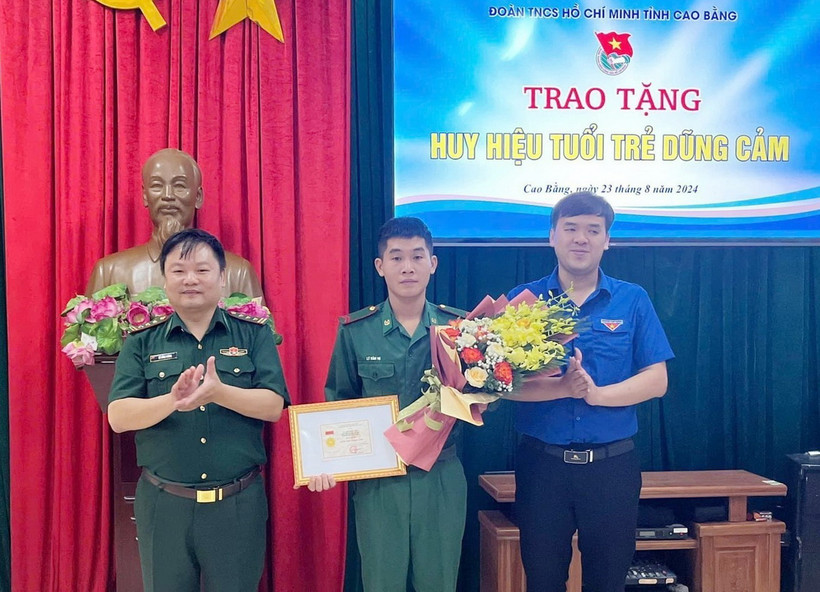 Phó Bí thư Thường trực Tỉnh đoàn, Phó Chủ tịch Hội Liên hiệp thanh niên Việt Nam tỉnh Cao Bằng Hà Ngọc Huy trao tặng Huy hiệu “Tuổi trẻ dũng cảm” cho Binh nhất Lý Văn Vũ. (Ảnh: TTXVN phát)