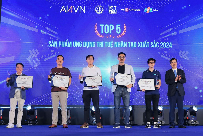 Các đơn vị Top 5 "Sản phẩm ứng dụng trí tuệ nhân tạo xuất sắc 2024" nhận Bằng vinh danh. (Ảnh: Hoàng Hiếu/TTXVN)
