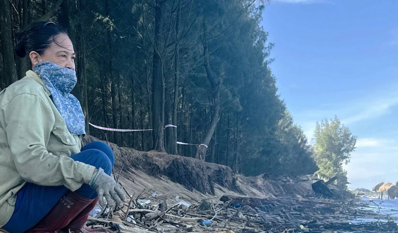 Bà Phan Thị Nhung ở thôn Văn Phong, xã Hoằng Trường, huyện Hoằng Hóa lo lắng trước tình trạng xâm thực biển. (Ảnh: Việt Hoàng/TTXVN)