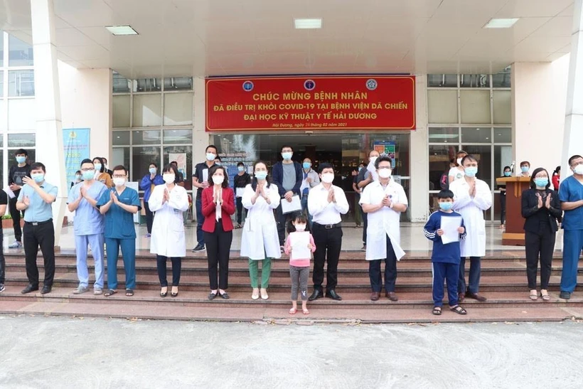 Các y bác sỹ chúc mừng 27 bệnh nhân COVID-19 tại Hải Dương đã khỏi bệnh và được ra viện ngày 26/2. (Ảnh: Mạnh Minh/TTXVN)