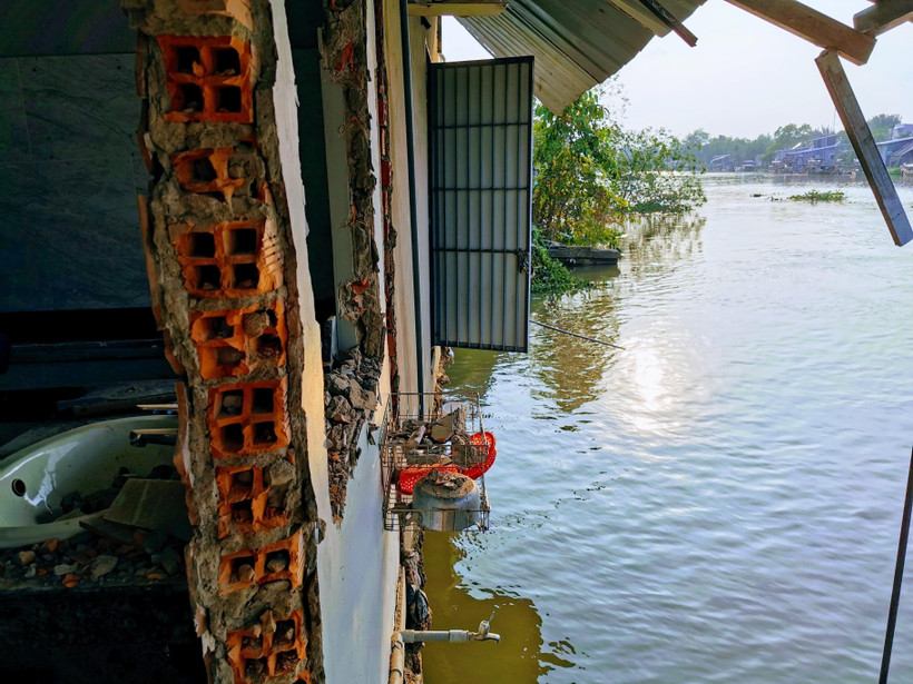 Hiện trường vụ sạt lở trên sông Trà Nóc ngày 25/2. (Ảnh: Thanh Liêm/TTXVN)