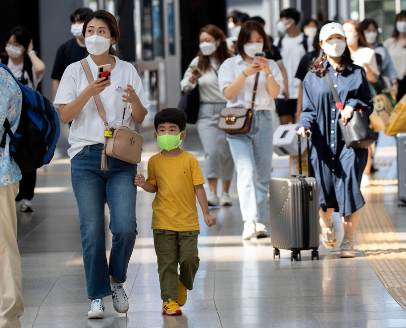 Cảnh đông đúc tại nhà ga trong kỳ nghỉ lễ Trung thu (Chuseok) ở Seoul, Hàn Quốc, ngày 18/9/2021. (Ảnh: THX/TTXVN)
