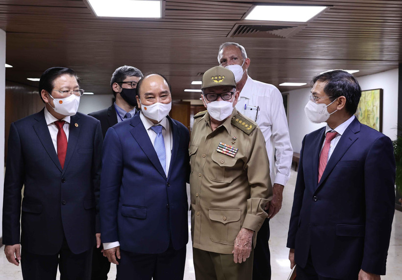 Chủ tịch nước Nguyễn Xuân Phúc chào Lãnh tụ cách mạng Cuba, Đại tướng Raul Castro Ruz. (Ảnh: Thống Nhất/TTXVN)