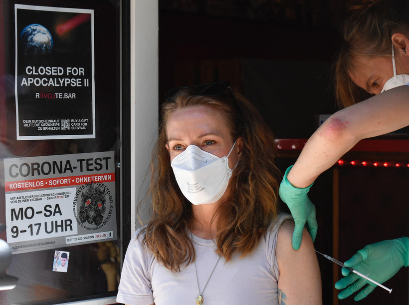 Tiêm chủng vaccine ngừa COVID-19 tại Berlin, Đức, ngày 30/5/2021. (Ảnh: AFP/TTXVN)