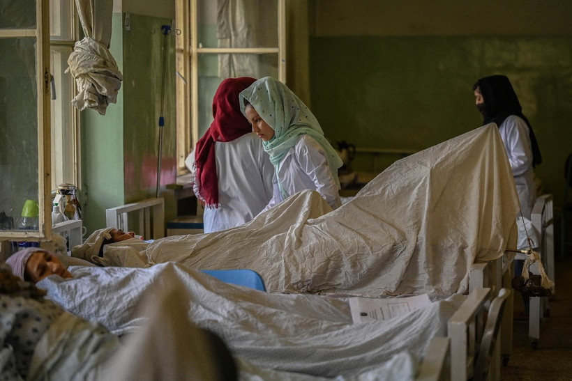 Điều trị cho các bệnh nhân tại bệnh viện Wazir Akbar Khan ở Kabul, Afghanistan, ngày 1/9/2021. (Ảnh: AFP/TTXVN)