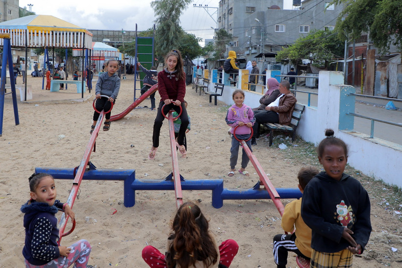 Các em nhỏ vui đùa tại sân chơi ở Rafah, Dải Gaza, ngày 27/11/2023. (Ảnh: THX/TTXVN)