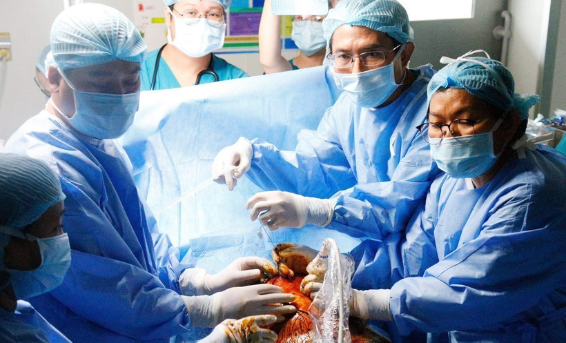 Tiến sỹ, bác sỹ Đỗ Nguyên Tín trong phòng mổ can thiệp tim trong bào thai cùng các đồng nghiệp Bệnh viện Từ Dũ Thành phố Hồ Chí Minh. (Ảnh: TTXVN phát)