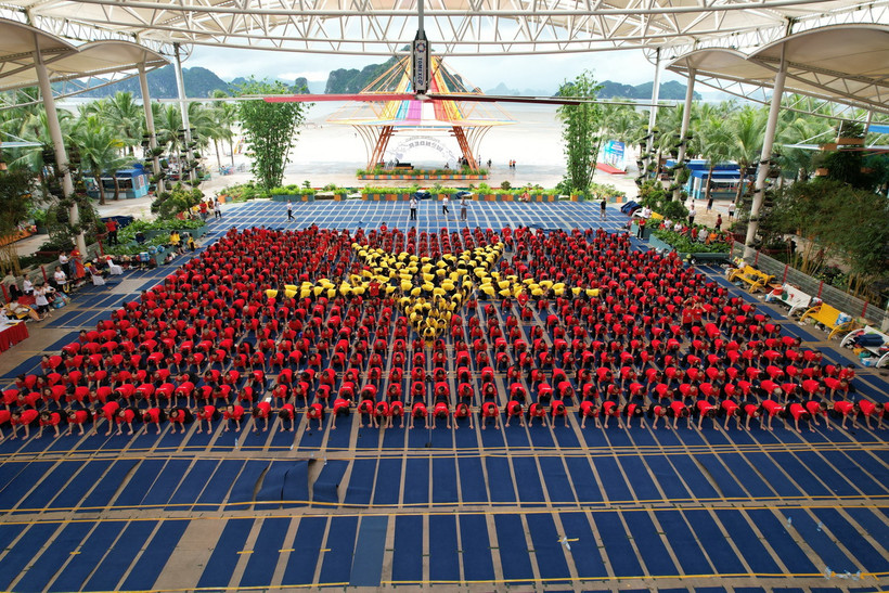 Các vận động viên Yoha cùng màn biểu diễn xếp hình cờ đỏ, sao vàng. (Ảnh: Thanh Vân/TTXVN)