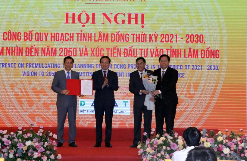 Phó thủ tướng Trần Lưu Quang thay mặt Chính phủ trao Quyết định phê duyệt Quy hoạch tỉnh Lâm Đồng thời kỳ 2021-2030. (Ảnh: Quốc Hùng/TTXVN)