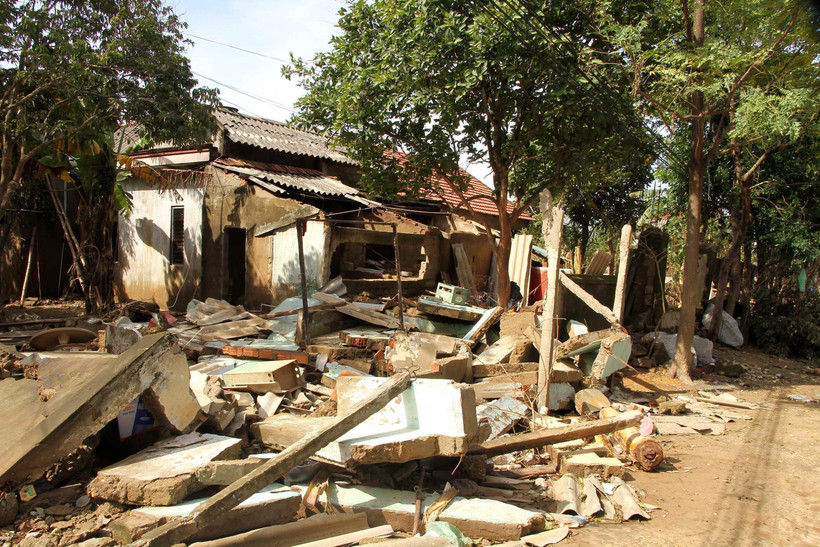 Nước lũ làm sập nhà, cuốn trôi tài sản, hoa màu của một gia đình ở xã An Thủy, huyện Lệ Thủy (Quảng Bình). (Ảnh: Văn Tý/TTXVN)
