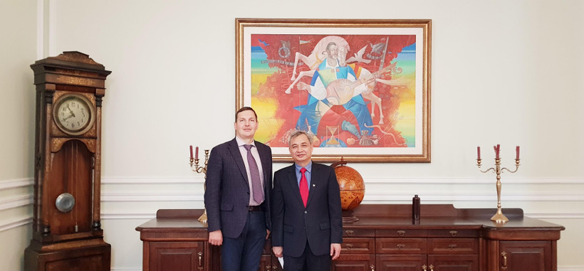 Thứ trưởng Ngoại giao Ukraine Yevhen Yenin và Đại sứ Việt Nam tại Ukraine Nguyễn Anh Tuấn. (Ảnh: TTXVN phát)