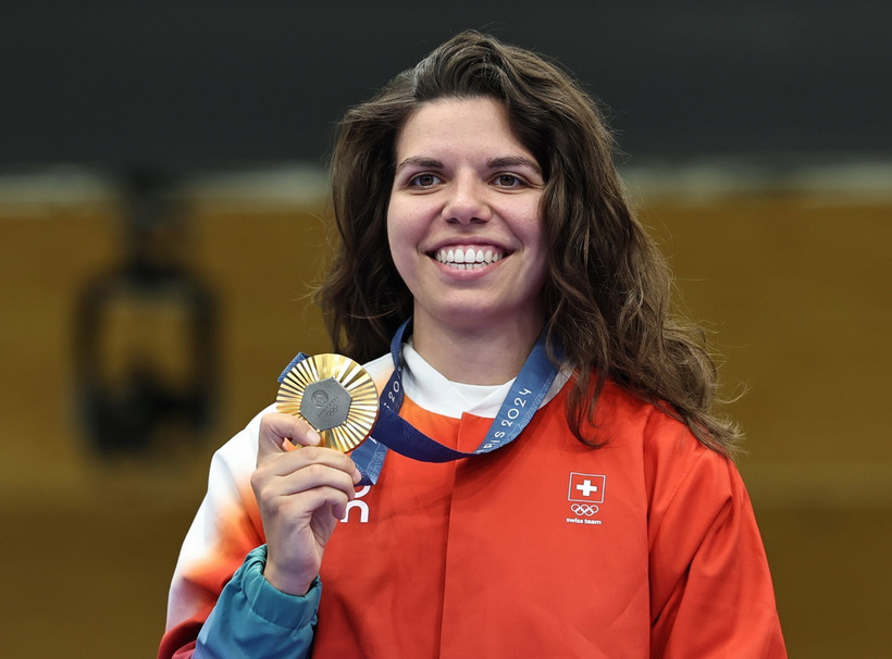 Xạ thủ Chiara Leone của Thụy Sĩ giành HCV nội dung 50m súng trường 3 tư thế nữ tại Olympic 2024. (Ảnh: THX/TTXVN)
